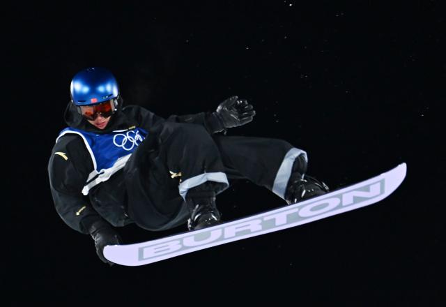 (260207) -- LIVIGNO, Feb. 7, 2026 (Xinhua) -- Su Yiming of China competes during the Men's Snowboard Big Air Final at the Milan-Cortina 2026 Olympic Winter Games in Livigno, Italy, Feb. 7, 2026. (Xinhua/Zhang Hongxiang)