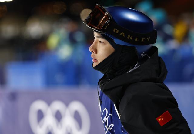 (260207) -- LIVIGNO, Feb. 7, 2026 (Xinhua) -- Su Yiming of China waits for his score during the Men's Snowboard Big Air Final at the Milan-Cortina 2026 Olympic Winter Games in Livigno, Italy, Feb. 7, 2026. (Xinhua/Wang Peng)