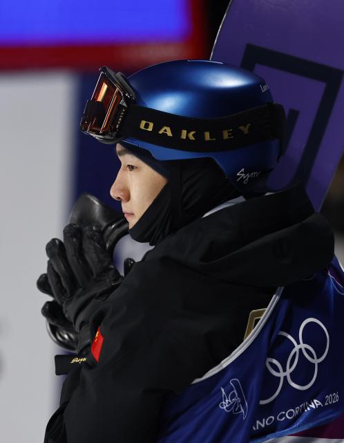 (260207) -- LIVIGNO, Feb. 7, 2026 (Xinhua) -- Su Yiming of China waits for his score during the Men's Snowboard Big Air Final at the Milan-Cortina 2026 Olympic Winter Games in Livigno, Italy, Feb. 7, 2026. (Xinhua/Wang Peng)