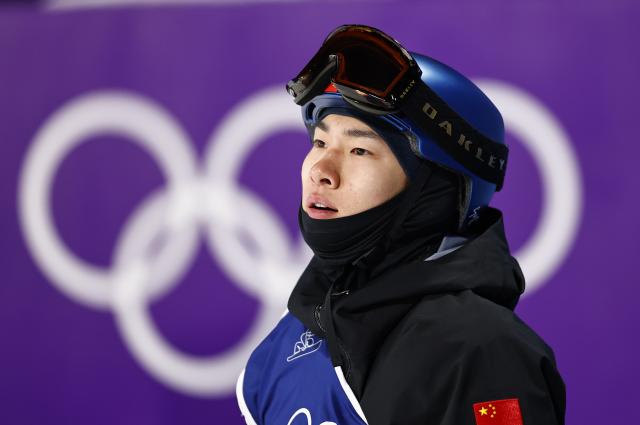 (260207) -- LIVIGNO, Feb. 7, 2026 (Xinhua) -- Su Yiming of China waits for his score during the Men's Snowboard Big Air Final at the Milan-Cortina 2026 Olympic Winter Games in Livigno, Italy, Feb. 7, 2026. (Xinhua/Wang Peng)
