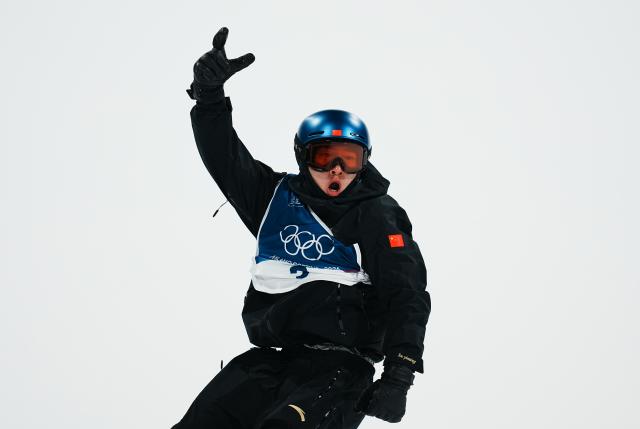 (260207) -- LIVIGNO, Feb. 7, 2026 (Xinhua) -- Su Yiming of China celebrates during the Men's Snowboard Big Air Final at the Milan-Cortina 2026 Olympic Winter Games in Livigno, Italy, Feb. 7, 2026. (Xinhua/Hu Chao)