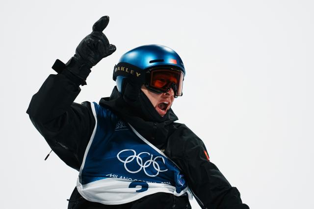 (260207) -- LIVIGNO, Feb. 7, 2026 (Xinhua) -- Su Yiming of China celebrates during the Men's Snowboard Big Air Final at the Milan-Cortina 2026 Olympic Winter Games in Livigno, Italy, Feb. 7, 2026. (Xinhua/Hu Chao)
