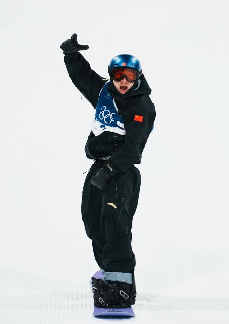 (260207) -- LIVIGNO, Feb. 7, 2026 (Xinhua) -- Su Yiming of China celebrates during the Men's Snowboard Big Air Final at the Milan-Cortina 2026 Olympic Winter Games in Livigno, Italy, Feb. 7, 2026. (Xinhua/Hu Chao)