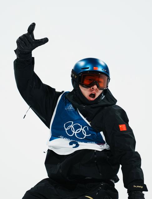 (260207) -- LIVIGNO, Feb. 7, 2026 (Xinhua) -- Su Yiming of China celebrates during the Men's Snowboard Big Air Final at the Milan-Cortina 2026 Olympic Winter Games in Livigno, Italy, Feb. 7, 2026. (Xinhua/Hu Chao)