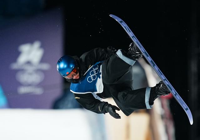(260207) -- LIVIGNO, Feb. 7, 2026 (Xinhua) -- Su Yiming of China competes during the Men's Snowboard Big Air Final at the Milan-Cortina 2026 Olympic Winter Games in Livigno, Italy, Feb. 7, 2026. (Xinhua/Hu Chao)