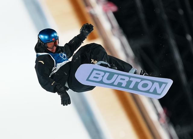 (260207) -- LIVIGNO, Feb. 7, 2026 (Xinhua) -- Su Yiming of China competes during the Men's Snowboard Big Air Final at the Milan-Cortina 2026 Olympic Winter Games in Livigno, Italy, Feb. 7, 2026. (Xinhua/Hu Chao)