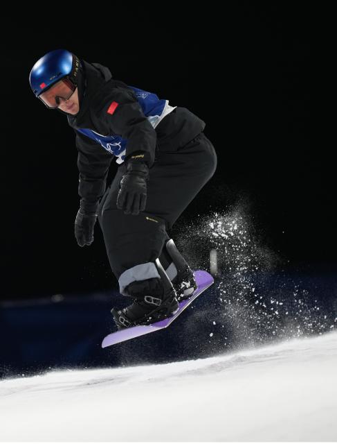 (260207) -- LIVIGNO, Feb. 7, 2026 (Xinhua) -- Su Yiming of China competes during the Men's Snowboard Big Air Final at the Milan-Cortina 2026 Olympic Winter Games in Livigno, Italy, Feb. 7, 2026. (Xinhua/Xia Yifang)