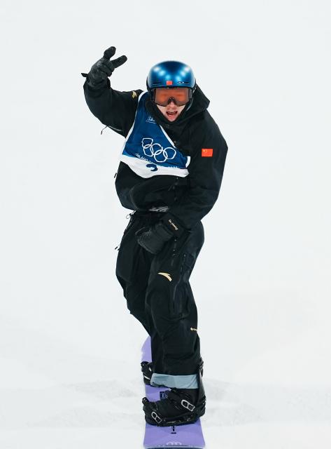 (260207) -- LIVIGNO, Feb. 7, 2026 (Xinhua) -- Su Yiming of China celebrates during the Men's Snowboard Big Air Final at the Milan-Cortina 2026 Olympic Winter Games in Livigno, Italy, Feb. 7, 2026. (Xinhua/Hu Chao)