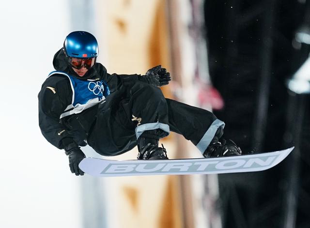 (260207) -- LIVIGNO, Feb. 7, 2026 (Xinhua) -- Su Yiming of China competes during the Men's Snowboard Big Air Final at the Milan-Cortina 2026 Olympic Winter Games in Livigno, Italy, Feb. 7, 2026. (Xinhua/Hu Chao)