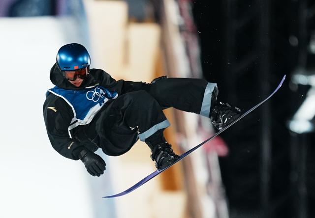 (260207) -- LIVIGNO, Feb. 7, 2026 (Xinhua) -- Su Yiming of China competes during the Men's Snowboard Big Air Final at the Milan-Cortina 2026 Olympic Winter Games in Livigno, Italy, Feb. 7, 2026. (Xinhua/Hu Chao)
