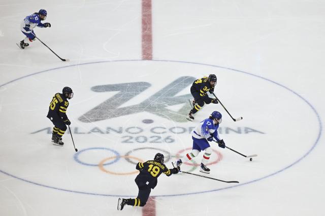 (260207) -- MILAN, Feb. 7, 2026 (Xinhua) -- Players compete during the ice hockey women's preliminary round group B match between Sweden and Italy at the Milan-Cortina 2026 Olympic Winter Games in Milan, Italy, Feb. 7, 2026. (Xinhua/Zhang Haofu)