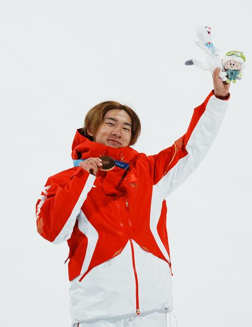 (260207) -- LIVIGNO, Feb. 7, 2026 (Xinhua) -- Bronze medalist Su Yiming of China gestures during the awarding ceremony of the Men's Snowboard Big Air at the Milan-Cortina 2026 Olympic Winter Games in Livigno, Italy, Feb. 7, 2026. (Xinhua/Hu Chao)
