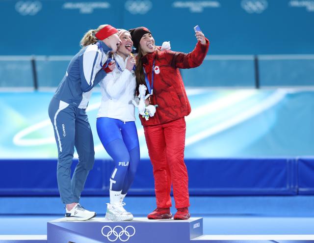 (260207) -- MILAN, Feb. 7, 2026 (Xinhua) -- Gold medalist Francesca Lollobrigida (C) of Italy, silver medalist Ragne Wiklund (L) of Norway and bronze medalist Valerie Maltais of Canada take a selfie during the awarding ceremony of the speed skating women's 3000m at the Milan-Cortina 2026 Olympic Winter Games in Milan, Italy, Feb. 7, 2026. (Xinhua/Du Xiaoyi)