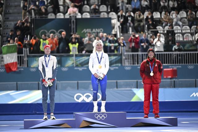(260207) -- MILAN, Feb. 7, 2026 (Xinhua) -- Gold medalist Francesca Lollobrigida (C) of Italy, silver medalist Ragne Wiklund (L) of Norway and bronze medalist Valerie Maltais of Canada attend the awarding ceremony of the speed skating women's 3000m at the Milan-Cortina 2026 Olympic Winter Games in Milan, Italy, Feb. 7, 2026. (Xinhua/Wu Wei)