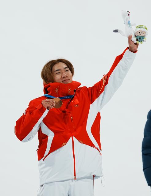 (260207) -- LIVIGNO, Feb. 7, 2026 (Xinhua) -- Bronze medalist Su Yiming of China gestures during the awarding ceremony of the Men's Snowboard Big Air at the Milan-Cortina 2026 Olympic Winter Games in Livigno, Italy, Feb. 7, 2026. (Xinhua/Hu Chao)
