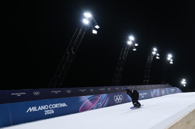 (260207) -- LIVIGNO, Feb. 7, 2026 (Xinhua) -- Su Yiming of China competes during the Men's Snowboard Big Air Final at the Milan-Cortina 2026 Olympic Winter Games in Livigno, Italy, Feb. 7, 2026. (Xinhua/Xia Yifang)