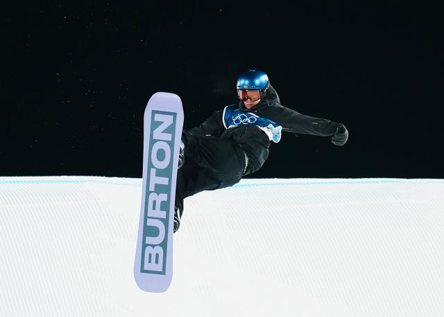 (260207) -- LIVIGNO, Feb. 7, 2026 (Xinhua) -- Su Yiming of China competes during the Men's Snowboard Big Air Final at the Milan-Cortina 2026 Olympic Winter Games in Livigno, Italy, Feb. 7, 2026. (Xinhua/Hu Chao)