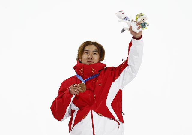 (260207) -- LIVIGNO, Feb. 7, 2026 (Xinhua) -- Bronze medalist Su Yiming of China gestures during the awarding ceremony of the Men's Snowboard Big Air at the Milan-Cortina 2026 Olympic Winter Games in Livigno, Italy, Feb. 7, 2026. (Xinhua/Wang Peng)