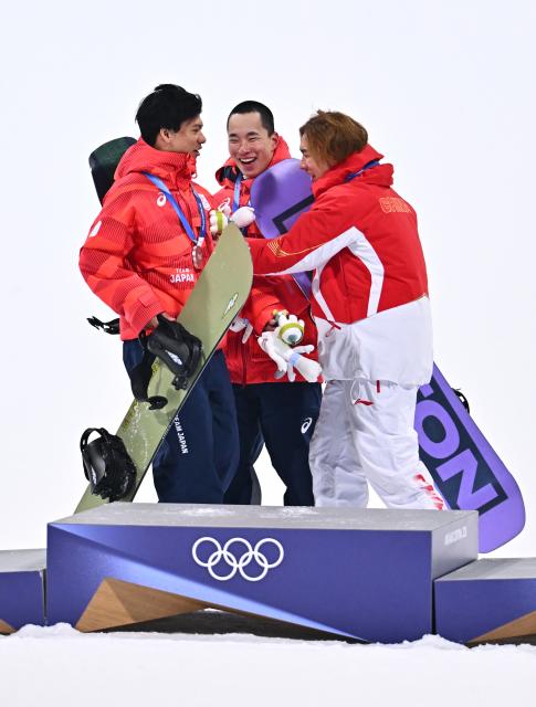 (260207) -- LIVIGNO, Feb. 7, 2026 (Xinhua) -- Gold medalist Kimura Kira (C) of Japan, silver medalist Kimata Ryoma (L) of Japan and bronze medalist Su Yiming of China communicate with each other after the awarding ceremony of the Men's Snowboard Big Air at the Milan-Cortina 2026 Olympic Winter Games in Livigno, Italy, Feb. 7, 2026. (Xinhua/Zhang Hongxiang)