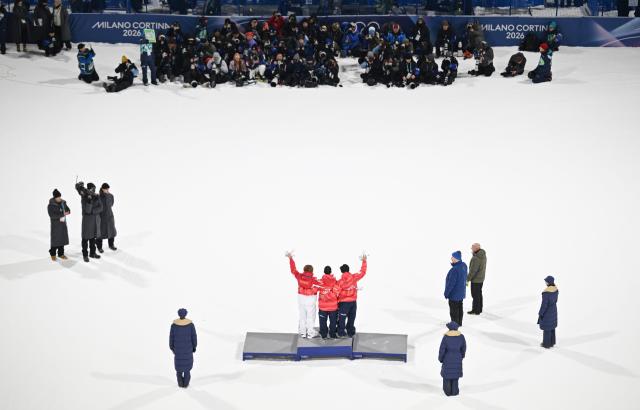 (260207) -- LIVIGNO, Feb. 7, 2026 (Xinhua) -- Gold medalist Kimura Kira of Japan, silver medalist Kimata Ryoma of Japan and bronze medalist Su Yiming of China pose for a group photo during the awarding ceremony of the Men's Snowboard Big Air at the Milan-Cortina 2026 Olympic Winter Games in Livigno, Italy, Feb. 7, 2026. (Xinhua/Xia Yifang)