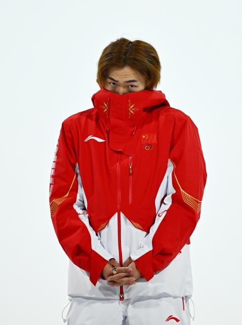 (260207) -- LIVIGNO, Feb. 7, 2026 (Xinhua) -- Bronze medalist Su Yiming of China attends the awarding ceremony of the Men's Snowboard Big Air at the Milan-Cortina 2026 Olympic Winter Games in Livigno, Italy, Feb. 7, 2026. (Xinhua/Zhang Hongxiang)