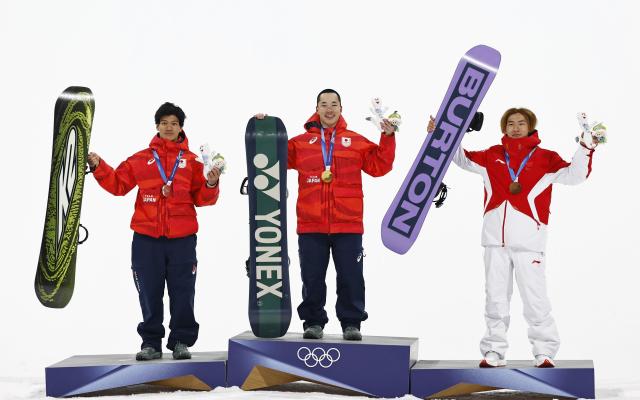 (260207) -- LIVIGNO, Feb. 7, 2026 (Xinhua) -- Gold medalist Kimura Kira (C) of Japan, silver medalist Kimata Ryoma (L) of Japan and bronze medalist Su Yiming of China pose for a group photo during the awarding ceremony of the Men's Snowboard Big Air at the Milan-Cortina 2026 Olympic Winter Games in Livigno, Italy, Feb. 7, 2026. (Xinhua/Wang Peng)
