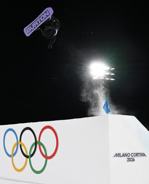 (260207) -- LIVIGNO, Feb. 7, 2026 (Xinhua) -- Su Yiming of China competes during the Men's Snowboard Big Air Final at the Milan-Cortina 2026 Olympic Winter Games in Livigno, Italy, Feb. 7, 2026. (Xinhua/Xia Yifang)