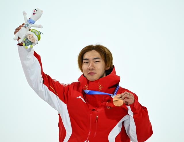 (260207) -- LIVIGNO, Feb. 7, 2026 (Xinhua) -- Bronze medalist Su Yiming of China gestures during the awarding ceremony of the Men's Snowboard Big Air at the Milan-Cortina 2026 Olympic Winter Games in Livigno, Italy, Feb. 7, 2026. (Xinhua/Zhang Hongxiang)
