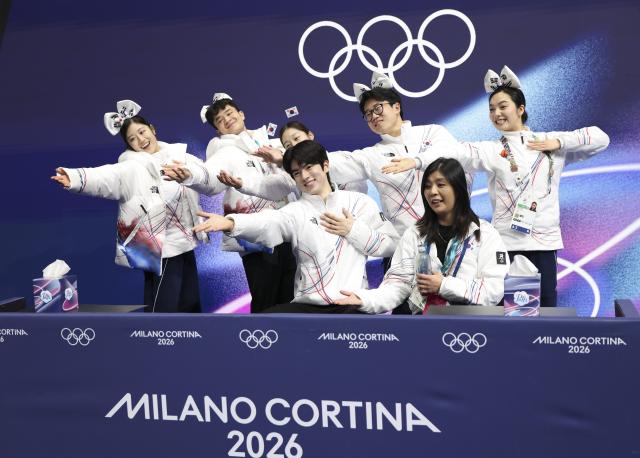 (260207) -- MILAN, Feb. 7, 2026 (Xinhua) -- Cha Junhwan (L, front) of South Korea gestures during the short program of men single skating for figure skating team event at the Milan-Cortina 2026 Olympic Winter Games in Milan, Italy, Feb. 7, 2026. (Xinhua/Chen Yichen)