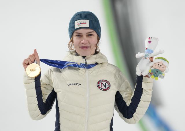 (260207) -- PREDAZZO, Feb. 7, 2026 (Xinhua) -- Gold medalist Anna Odine Stroem of Norway poses for a photo during the awarding ceremony of ski jumping women's normal hill individual at the Milan-Cortina 2026 Olympic Winter Games in Predazzo, Italy, Feb. 7, 2026. (Xinhua/Meng Yongmin)
