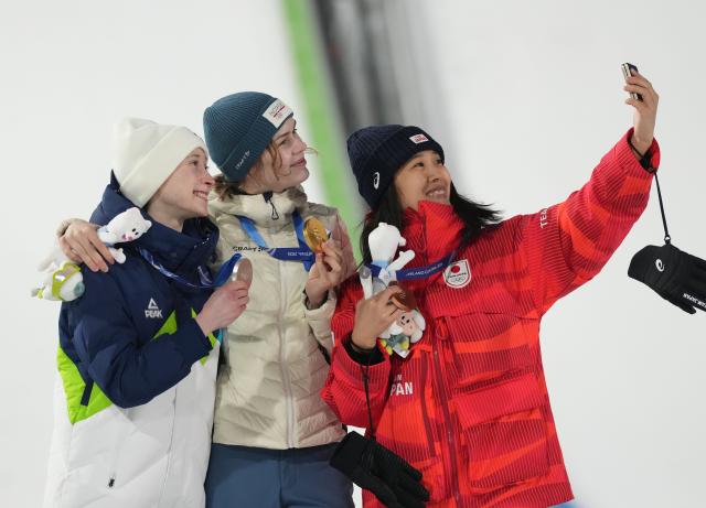 (260207) -- PREDAZZO, Feb. 7, 2026 (Xinhua) -- Gold medalist Anna Odine Stroem (C) of Norway, silver medalist Nika Prevc (L) of Slovenia and bronze medalist Maruyama Nozomi of Japan take a selfie during the awarding ceremony of ski jumping women's normal hill individual at the Milan-Cortina 2026 Olympic Winter Games in Predazzo, Italy, Feb. 7, 2026. (Xinhua/Meng Yongmin)