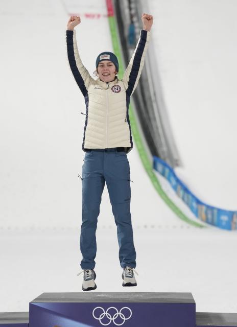 (260207) -- PREDAZZO, Feb. 7, 2026 (Xinhua) -- Anna Odine Stroem (C) of Norway celebrates during the awarding ceremony of ski jumping women's normal hill individual at the Milan-Cortina 2026 Olympic Winter Games in Predazzo, Italy, Feb. 7, 2026. (Xinhua/Meng Yongmin)