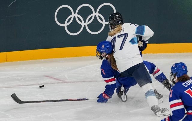(260207) -- MILAN, Feb. 7, 2026 (Xinhua) -- Haley Winn of the United States vies with Susanna Tapani of Finland during the ice hockey women's preliminary round group A match between the United States and Finland at the Milan-Cortina 2026 Olympic Winter Games in Milan, Italy, Feb. 7, 2026. (Xinhua/Sun Fei)