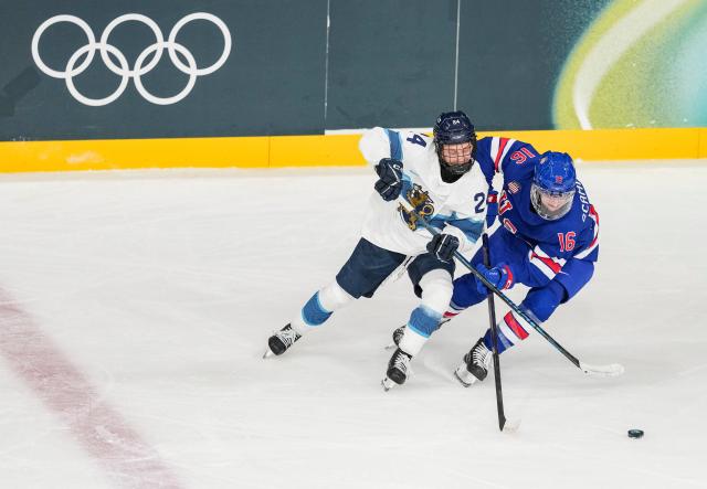 (260207) -- MILAN, Feb. 7, 2026 (Xinhua) -- Hayley Scamurra (L) of the United States vies with Viivi Vainikka of Finland during the ice hockey women's preliminary round group A match between the United States and Finland at the Milan-Cortina 2026 Olympic Winter Games in Milan, Italy, Feb. 7, 2026. (Xinhua/Sun Fei)