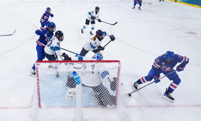 (260207) -- MILAN, Feb. 7, 2026 (Xinhua) -- Grace Zumwinkle (R) of the United States competes during the ice hockey women's preliminary round group A match between the United States and Finland at the Milan-Cortina 2026 Olympic Winter Games in Milan, Italy, Feb. 7, 2026. (Xinhua/Tao Xiyi)