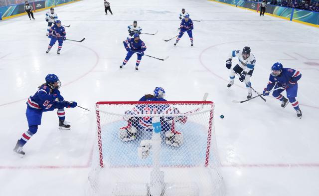 (260207) -- MILAN, Feb. 7, 2026 (Xinhua) -- Aerin Frankel (C) of the United States defends during the ice hockey women's preliminary round group A match between the United States and Finland at the Milan-Cortina 2026 Olympic Winter Games in Milan, Italy, Feb. 7, 2026. (Xinhua/Tao Xiyi)