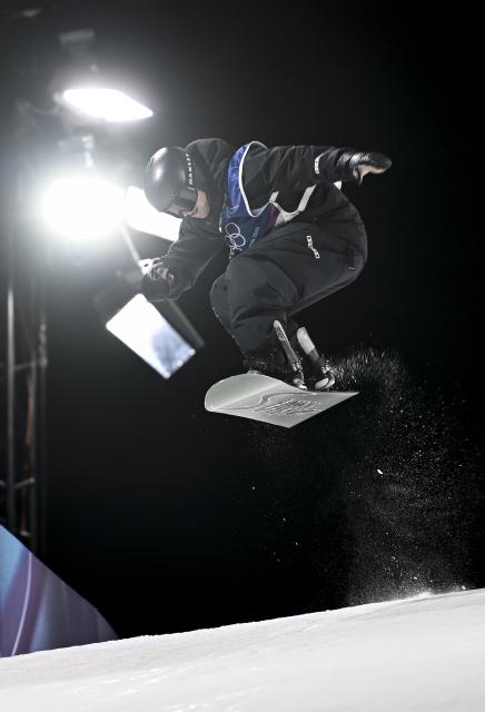 (260207) -- LIVIGNO, Feb. 7, 2026 (Xinhua) -- Lyon Farrell of New Zealand competes during the Snowboard Men's Big Air final at the Milan-Cortina 2026 Olympic Winter Games in Livigno, Italy, Feb. 7, 2026. (Xinhua/Xia Yifang)