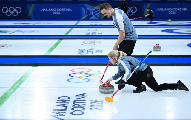 (260207) -- CORTINA D'AMPEZZO, Feb. 7, 2026 (Xinhua) -- Kristin Skaslien (front) and Magnus Nedregotten of Norway compete during the curling mixed doubles round robin session 9 match between Italy and Norway at the Milan-Cortina 2026 Olympic Winter Games in Cortina D'Ampezzo, Italy, Feb. 7, 2026. (Xinhua/Lian Yi)