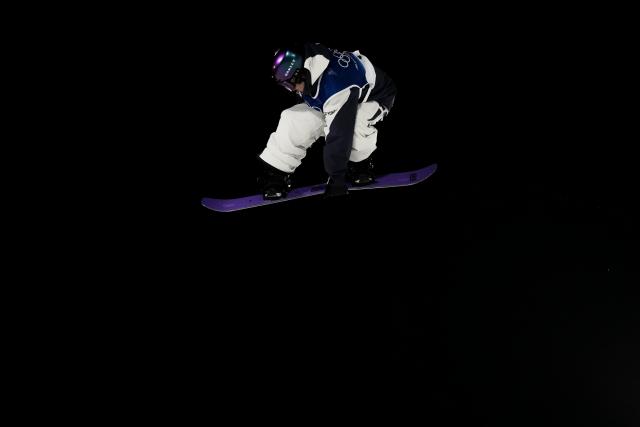 (260207) -- LIVIGNO, Feb. 7, 2026 (Xinhua) -- Hasegawa Taiga of Japan competes during the Snowboard Men's Big Air final at the Milan-Cortina 2026 Olympic Winter Games in Livigno, Italy, Feb. 7, 2026. (Xinhua/Wu Huiwo)