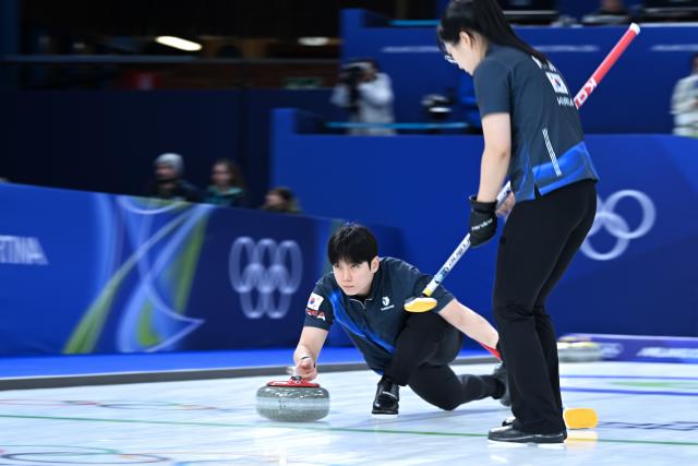 (260207) -- CORTINA D'AMPEZZO, Feb. 7, 2026 (Xinhua) -- Jeong Yeongseok (R) and Kim Seonyeong of South Korea compete during the curling mixed doubles round robin session 9 match between South Korea and the United States at the Milan-Cortina 2026 Olympic Winter Games in Cortina D'Ampezzo, Italy, Feb. 7, 2026. (Xinhua/Lian Yi)
