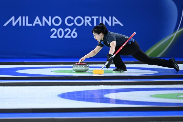 (260207) -- CORTINA D'AMPEZZO, Feb. 7, 2026 (Xinhua) -- Kim Seonyeong of South Korea competes during the curling mixed doubles round robin session 9 match between South Korea and the United States at the Milan-Cortina 2026 Olympic Winter Games in Cortina D'Ampezzo, Italy, Feb. 7, 2026. (Xinhua/Lian Yi)