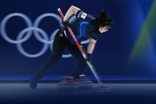 (260207) -- CORTINA D'AMPEZZO, Feb. 7, 2026 (Xinhua) -- Kim Seonyeong of South Korea competes during the curling mixed doubles round robin session 9 match between South Korea and the United States at the Milan-Cortina 2026 Olympic Winter Games in Cortina D'Ampezzo, Italy, Feb. 7, 2026. (Xinhua/Lian Yi)