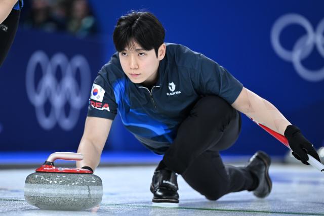 (260207) -- CORTINA D'AMPEZZO, Feb. 7, 2026 (Xinhua) -- Jeong Yeongseok of South Korea competes during the curling mixed doubles round robin session 9 match between South Korea and the United States at the Milan-Cortina 2026 Olympic Winter Games in Cortina D'Ampezzo, Italy, Feb. 7, 2026. (Xinhua/Lian Yi)
