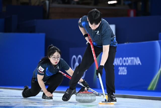 (260207) -- CORTINA D'AMPEZZO, Feb. 7, 2026 (Xinhua) -- Jeong Yeongseok (R) and Kim Seonyeong of South Korea compete during the curling mixed doubles round robin session 9 match between South Korea and the United States at the Milan-Cortina 2026 Olympic Winter Games in Cortina D'Ampezzo, Italy, Feb. 7, 2026. (Xinhua/Lian Yi)