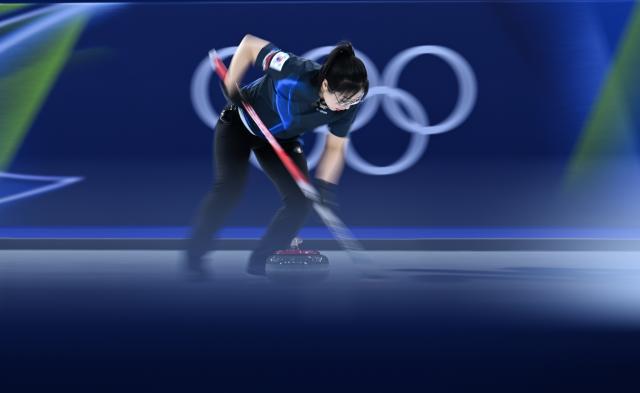 (260207) -- CORTINA D'AMPEZZO, Feb. 7, 2026 (Xinhua) -- Kim Seonyeong of South Korea competes during the curling mixed doubles round robin session 9 match between South Korea and the United States at the Milan-Cortina 2026 Olympic Winter Games in Cortina D'Ampezzo, Italy, Feb. 7, 2026. (Xinhua/Lian Yi)