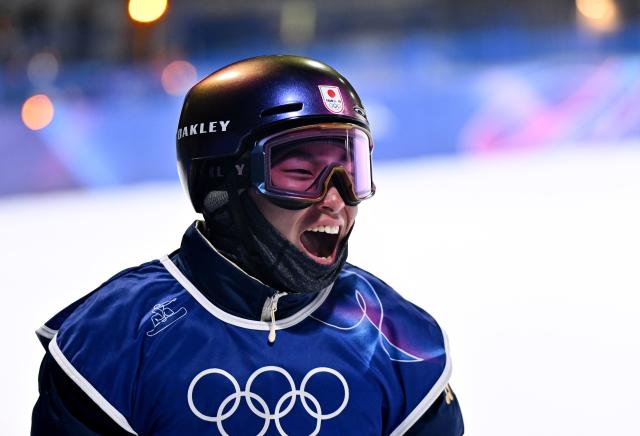 (260208) -- LIVIGNO, Feb. 8, 2026 (Xinhua) -- Kimura Kira of Japan celebrates during the Snowboard Men's Big Air final at the Milan-Cortina 2026 Olympic Winter Games in Livigno, Italy, Feb. 7, 2026. (Xinhua/Zhang Hongxiang)