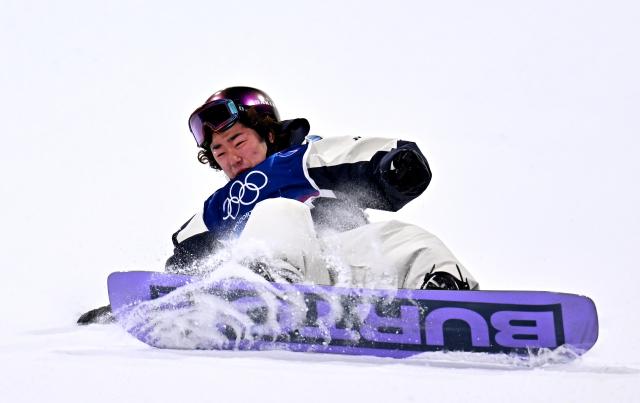 (260208) -- LIVIGNO, Feb. 8, 2026 (Xinhua) -- Hasegawa Taiga of Japan falls during the Snowboard Men's Big Air final at the Milan-Cortina 2026 Olympic Winter Games in Livigno, Italy, Feb. 7, 2026. (Xinhua/Zhang Hongxiang)