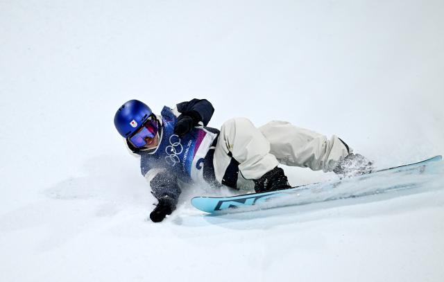 (260208) -- LIVIGNO, Feb. 8, 2026 (Xinhua) -- Ogiwara Hiroto of Japan falls during the Snowboard Men's Big Air final at the Milan-Cortina 2026 Olympic Winter Games in Livigno, Italy, Feb. 7, 2026. (Xinhua/Zhang Hongxiang)