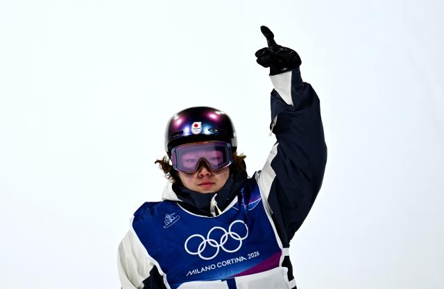 (260208) -- LIVIGNO, Feb. 8, 2026 (Xinhua) -- Hasegawa Taiga of Japan celebrates during the Snowboard Men's Big Air final at the Milan-Cortina 2026 Olympic Winter Games in Livigno, Italy, Feb. 7, 2026. (Xinhua/Zhang Hongxiang)