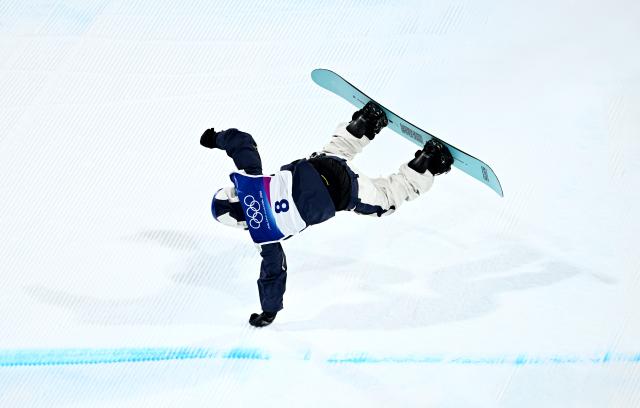 (260208) -- LIVIGNO, Feb. 8, 2026 (Xinhua) -- Ogiwara Hiroto of Japan falls during the Snowboard Men's Big Air final at the Milan-Cortina 2026 Olympic Winter Games in Livigno, Italy, Feb. 7, 2026. (Xinhua/Zhang Hongxiang)